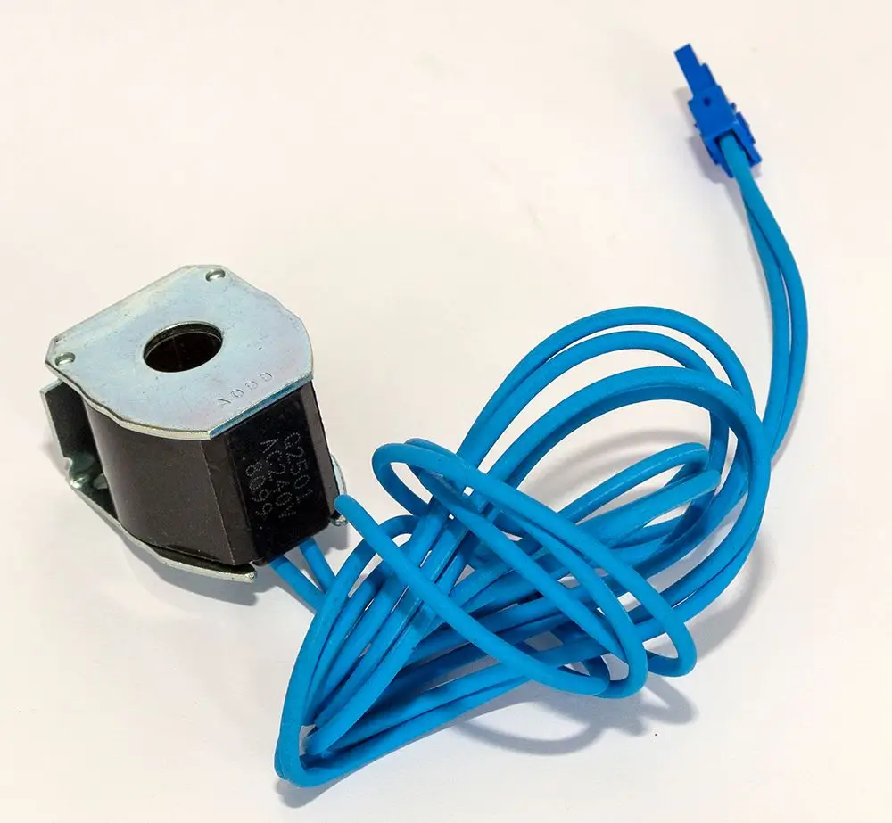 Blaues Kabel mit Stecker, angeschlossen an ein schwarzes, rechteckiges Bauteil mit metallischen Abdeckungen, möglicherweise ein Daikin Ventil.